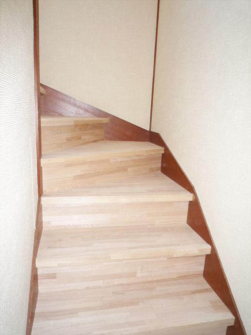 単板を貼った後の階段（塗装前）2
