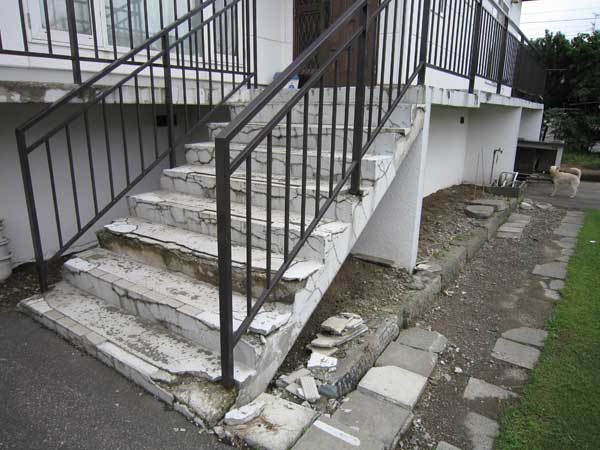 施工前のモルタル階段